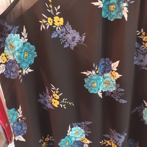 Torrid GEORGETTE HIGH NECK Floral TANK TOP in Size 2 - Picture 5 of 9